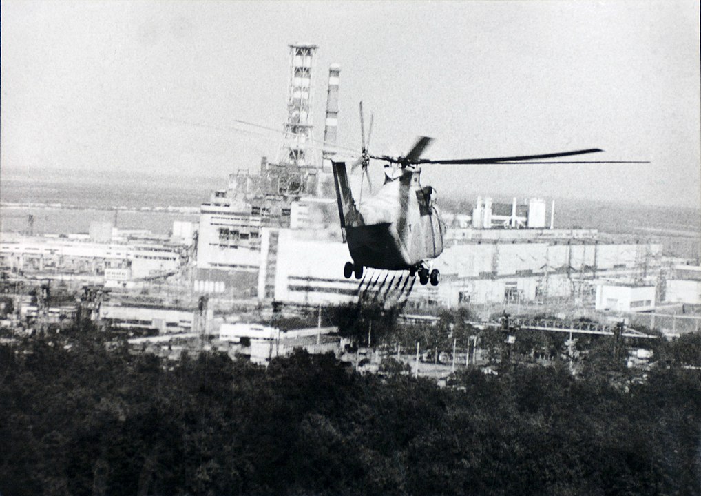 Helikopter rozpyla ciecz odkażającą w pobliżu czarnobylskiego reaktora. Czarnobyl, Ukraina, 1986